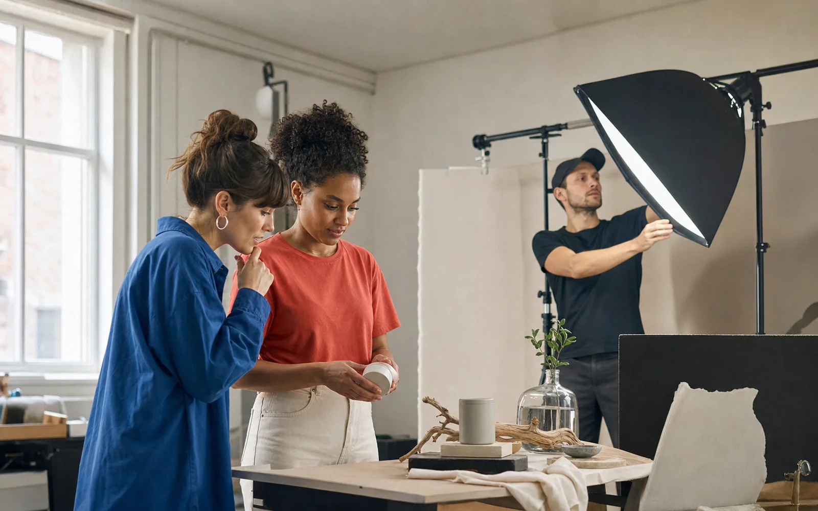 Brand Managerin und Creatorin bei der Vorbereitung einer Kampagnenproduktion